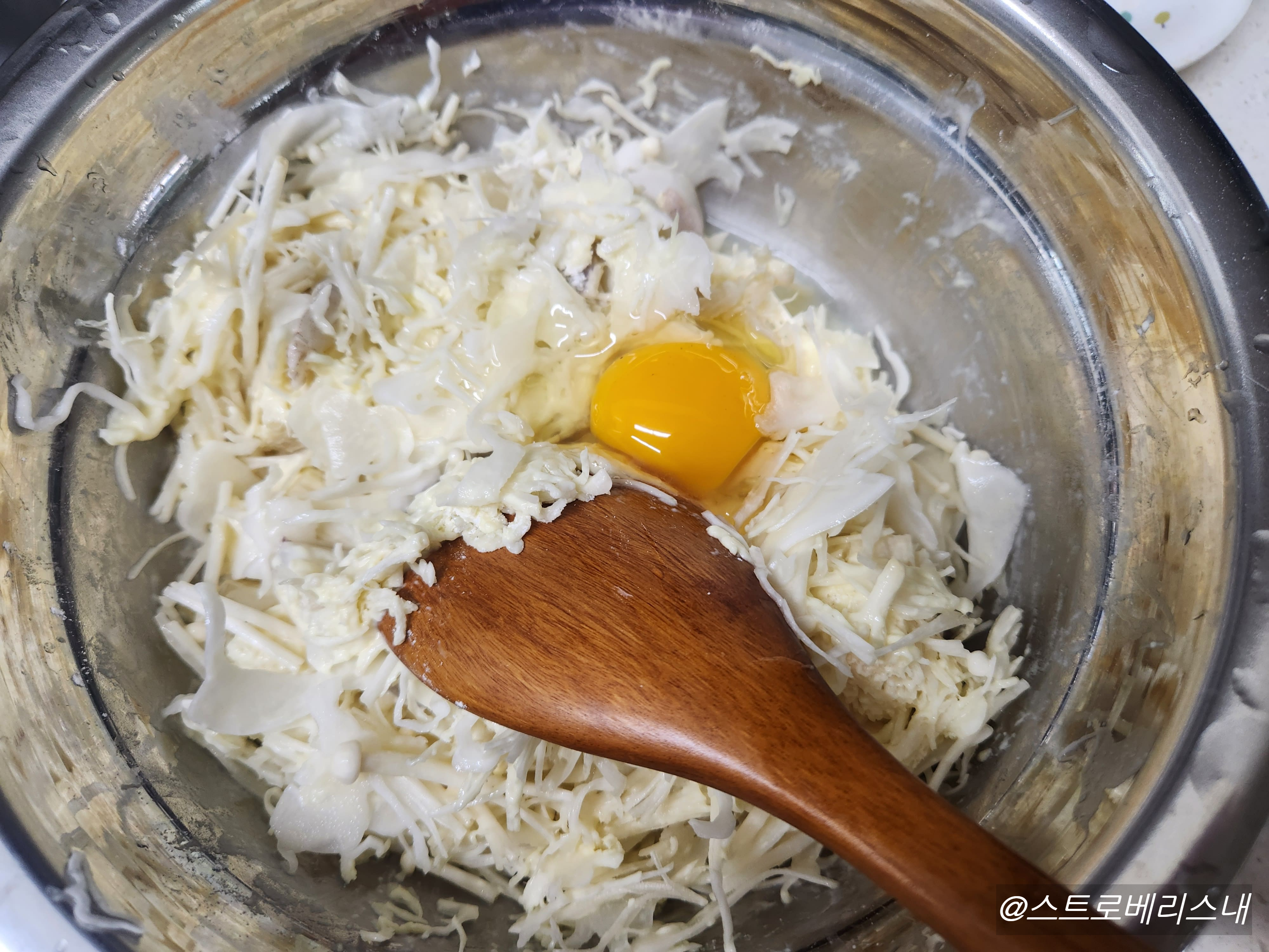 오코노미야끼 반죽하기(계란넣기)