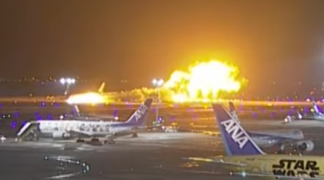 하네다공항-활주로에-비행기가-미끌어지면서-화마에-휩싸인