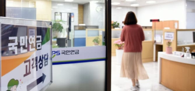  격세지감...공무원 절반이 여성?