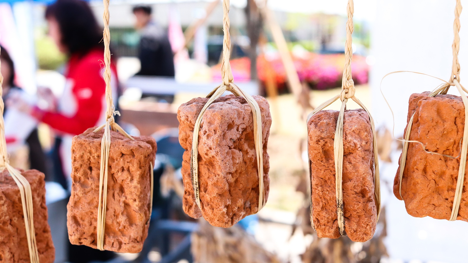시장에서 콩으로 만든 메주를 새끼줄로 묶어 매달아 놓은 사진 - 태양인(太陽人)에게 맞는 음식