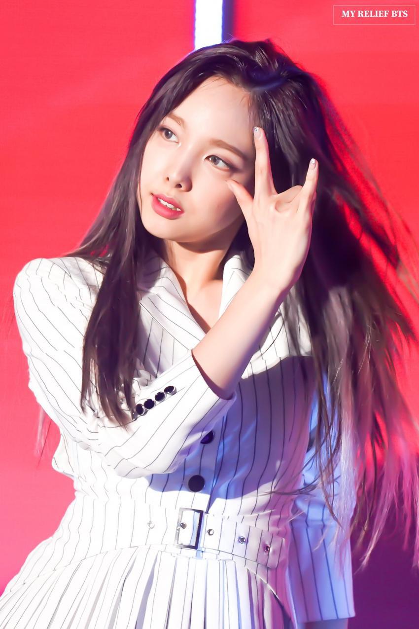  트와이스 나연 스트라이프 정장 셔츠 무대 사진