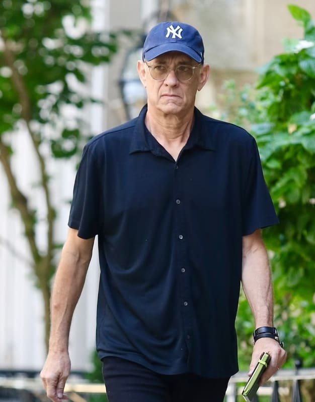  수척한 모습의 톰 행크스...중병 걸렸나 VIDEO: Tom Hanks appears thin while out in NYC amid health concerns