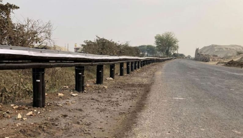 인도 고속도로에 설치된 세계 최초 대나무 가드레일 VIDEO: World&#39;s first bamboo-made crash barrier installed on Indian highway