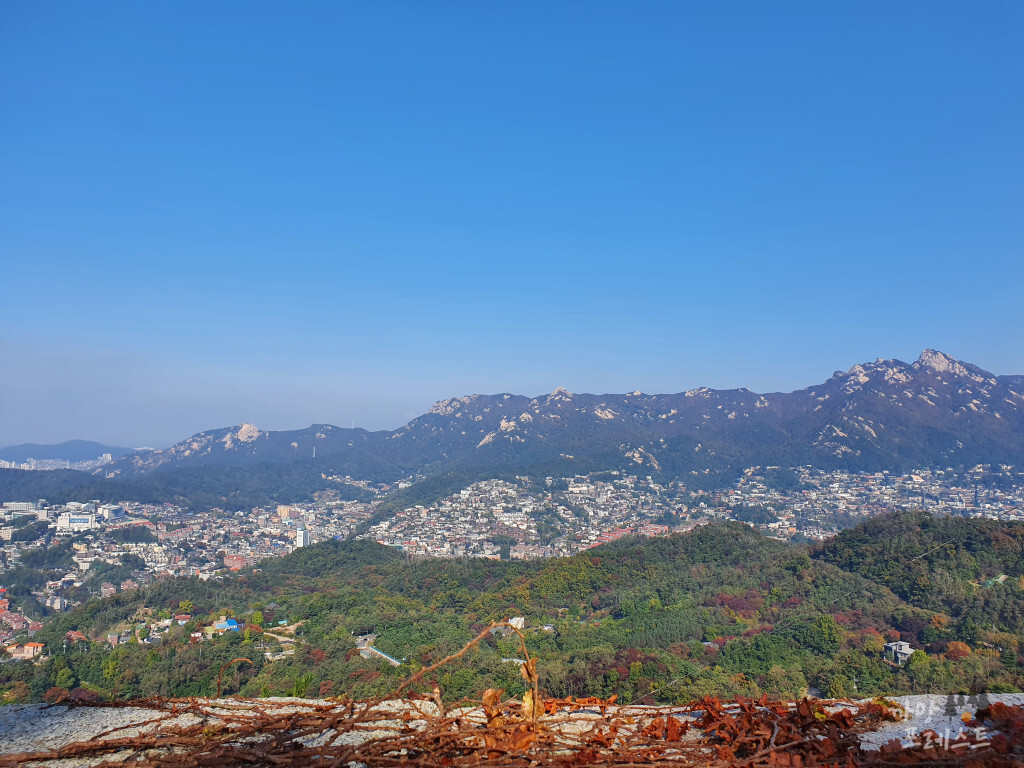 북악산에서 바라본 북한산