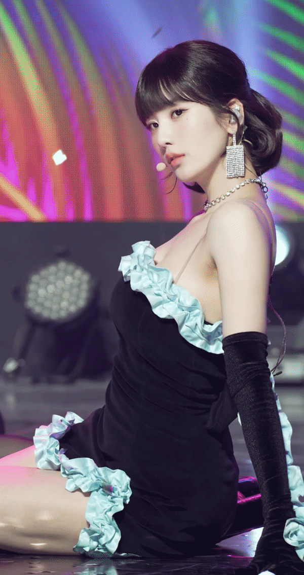 옆에서 본 권은비.gif