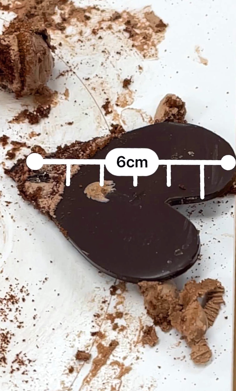 다크_초콜릿으로_만든_진한_갈색의_하트_모양_장식에_6cm라는_크기가_표시된_사진