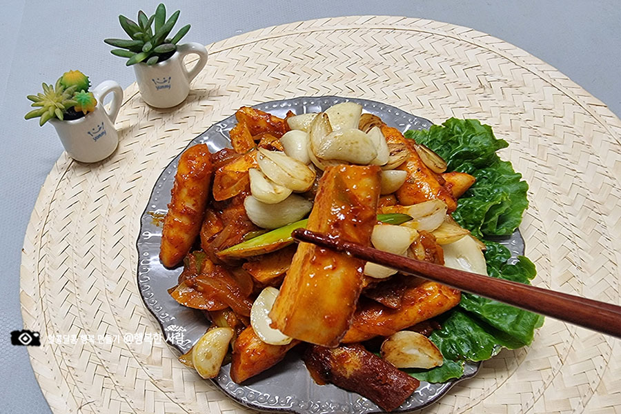 세 가지를 한꺼번에 맛보는 삼겹, 푸살볶음, 고추장삼겹살, 고구마 떡, 고기 12