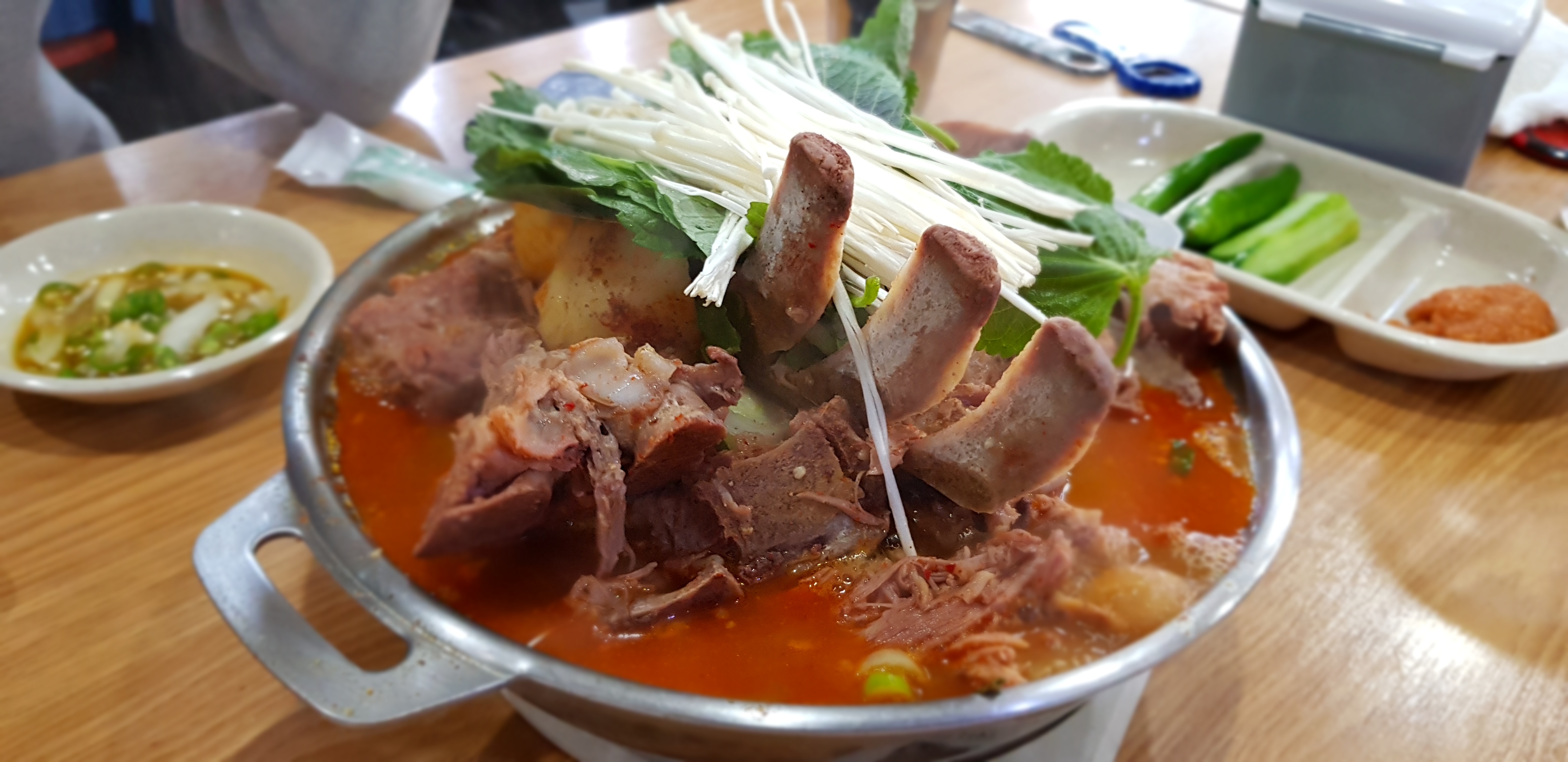  스물다섯 번째 페이지.(소문난 성수 감자탕 & 아카이브앱크 아틀리에)