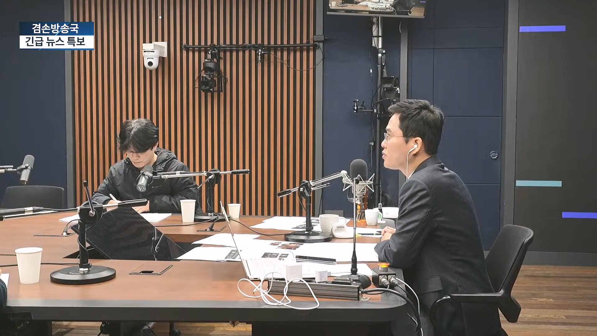 [겸공 뉴스특보] 지금 국회 상황은_.mp4_20241207_084121.252.jpg