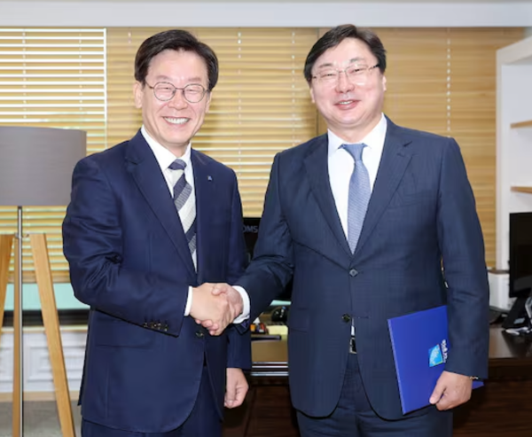 이재명 대표와 악수하는 이화영 전 부지사