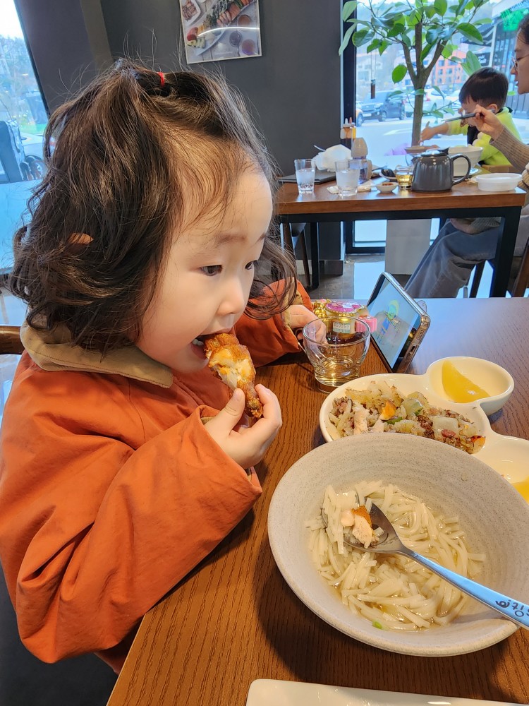 음식을 먹는 아이 사진