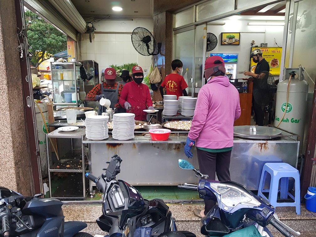 붕따우 여행 로컬 맛집 반콧 전문점 Banh Khot 14 - 식당 주방