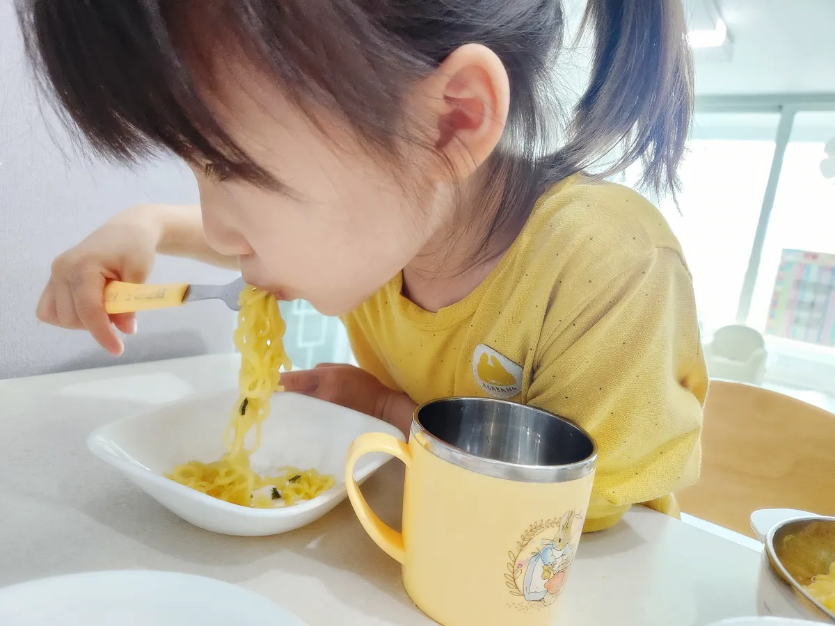빨강라면-먹고있는-아이