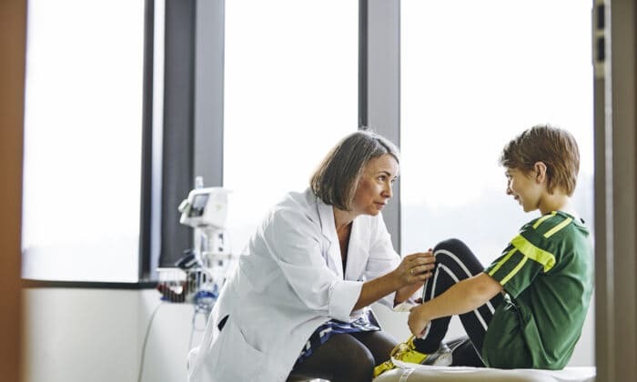  130명 영국 의사들 실패한 영국 COVID 정책 비난..."특히 어린이에게 '대규모' 해악" 130+ UK Doctors: Failed COVID Policies Caused ‘Massive’ Harm, Especially to Children