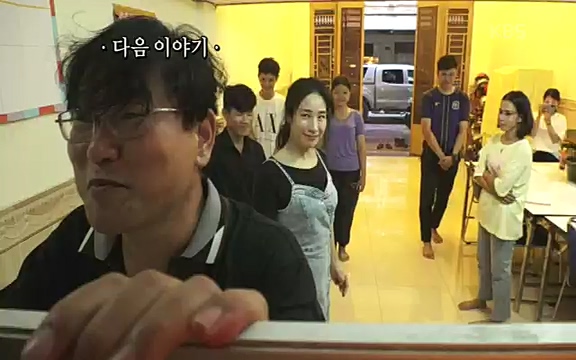 [4521회] 인간극장 - KBS사랑해요 로꾸르 최 1부] 최정규, 김성녀 씨 부부는 캄보디아 오지마을을 찾아다니며 17년 째 치과 봉사를.ts_20220822_161503.063.jpg