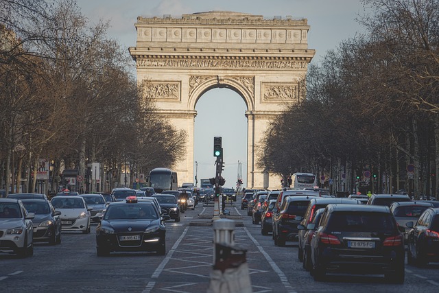 5) 샹젤리제 거리 (Avenue des Champs-Élysées)