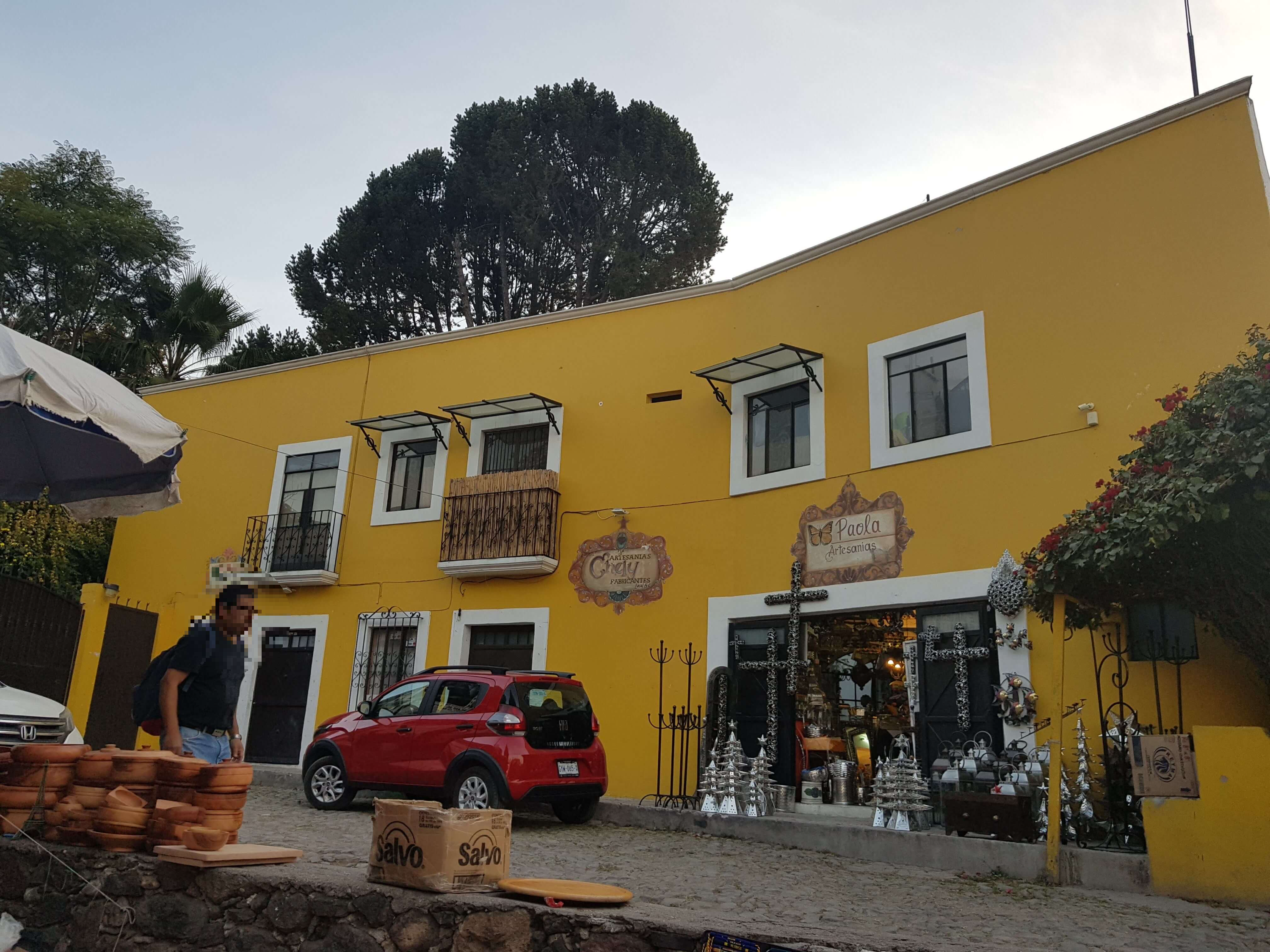산미겔데아옌떼 거리의모습 노란 빌딩과 빨간 차가 주차되어 있는 모습 화려한 골목의 모습 작은 상점들이 물건을 팔고있는모습