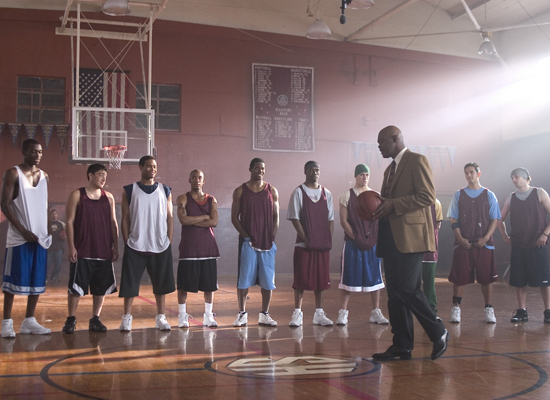 영화 &#39;코치 카터&#39;에서 주인공 카터(사무엘 L. 잭슨)가 리치몬드 농구팀 코치 맡아 체육관에서 처음으로 학생들을 만나는 모습이다.