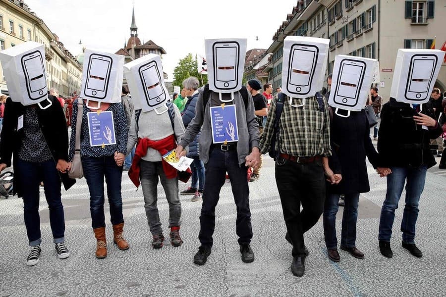 5G에 반대하는 시위대 모습