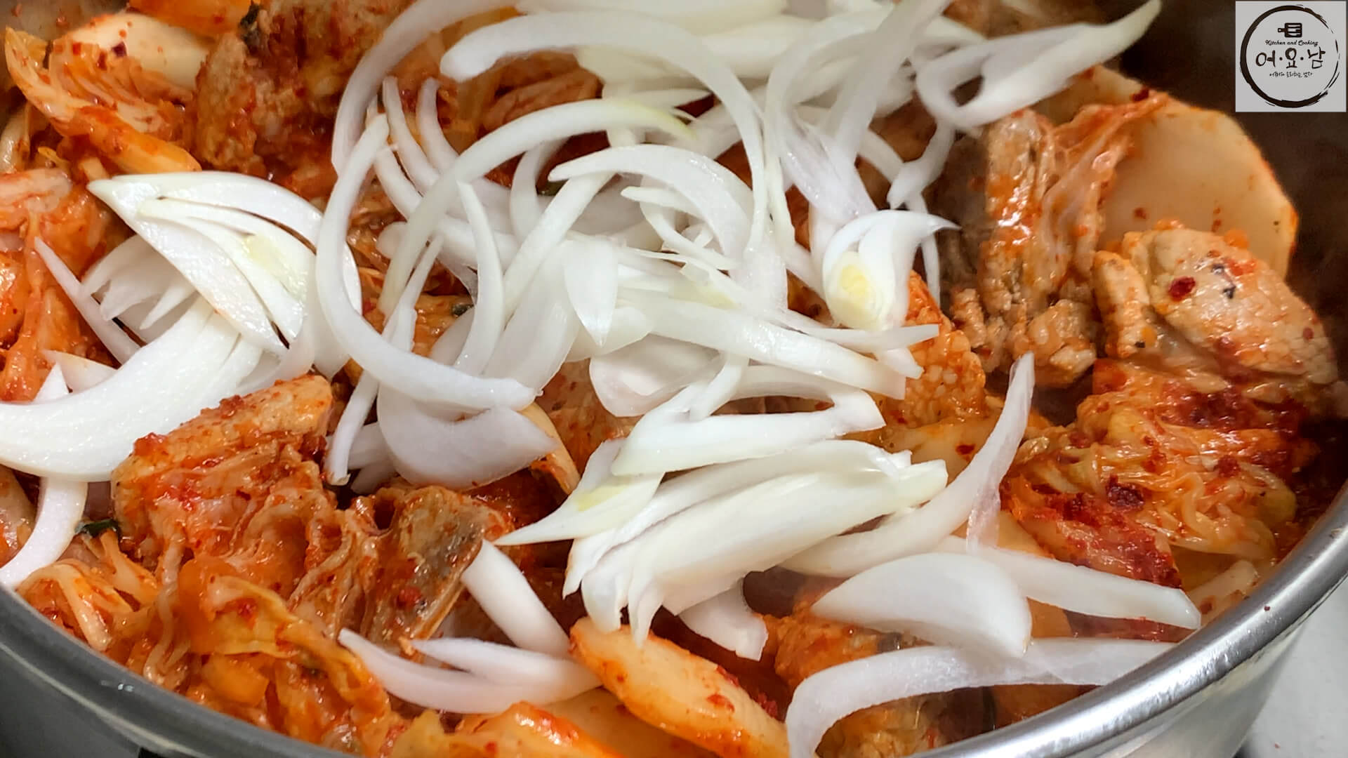 돼지갈비김치찌개_끓이기_양파넣기