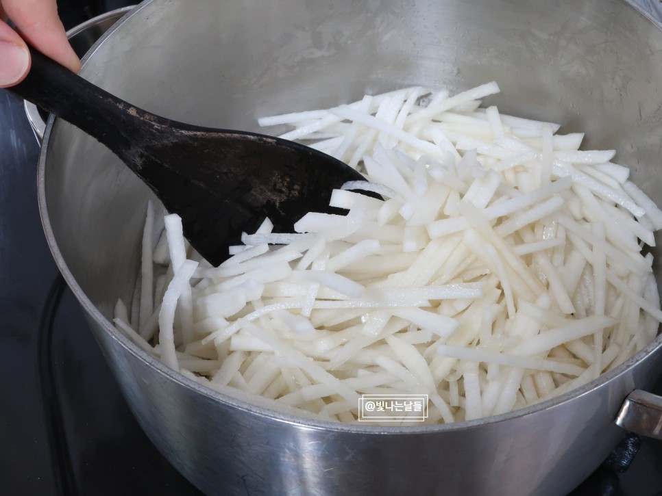 끓이기 쉽고 맛있죠 들깨 무국 22