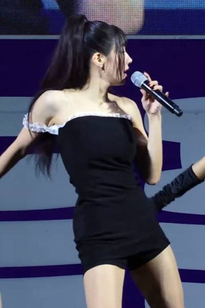  레이스 달린 블랙 오프솔더 권은비