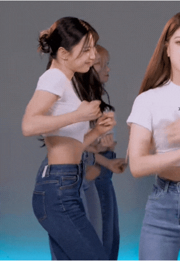 [연예] [움짤]         청바지에 흰 크롭티 프로미스나인 새롬 . GIF -  와이드섬