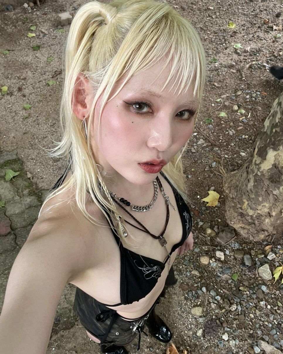 여성 래퍼 애쉬비, 팬의 엉덩이·가슴 붙잡고 사인한 영상이 이목 끌어