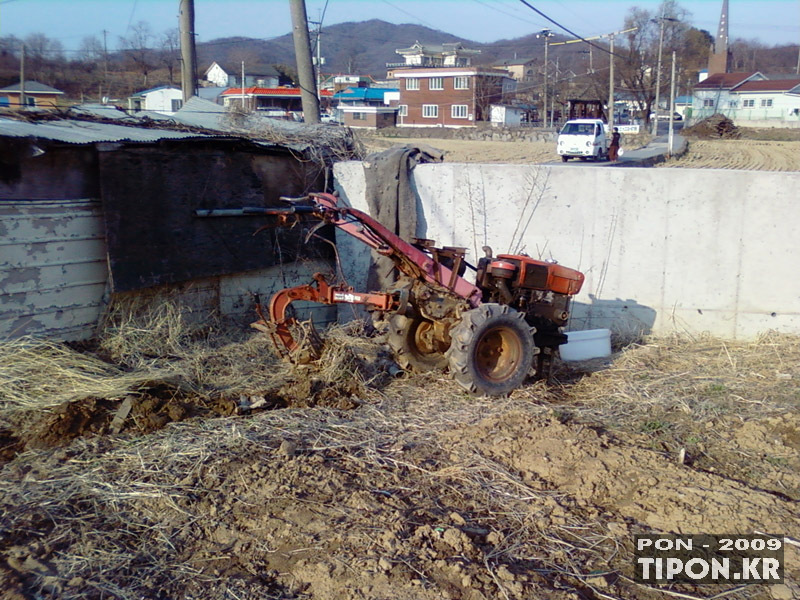 밭고랑을 열심히 파고 난 뒤&#44; 잠시 쉬고 있는 경운기입니다.