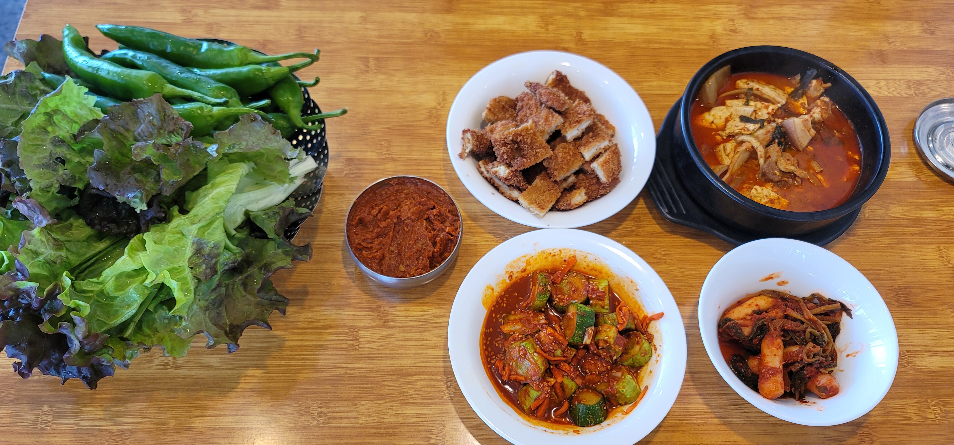 김치찌개와 돈까스 이미지