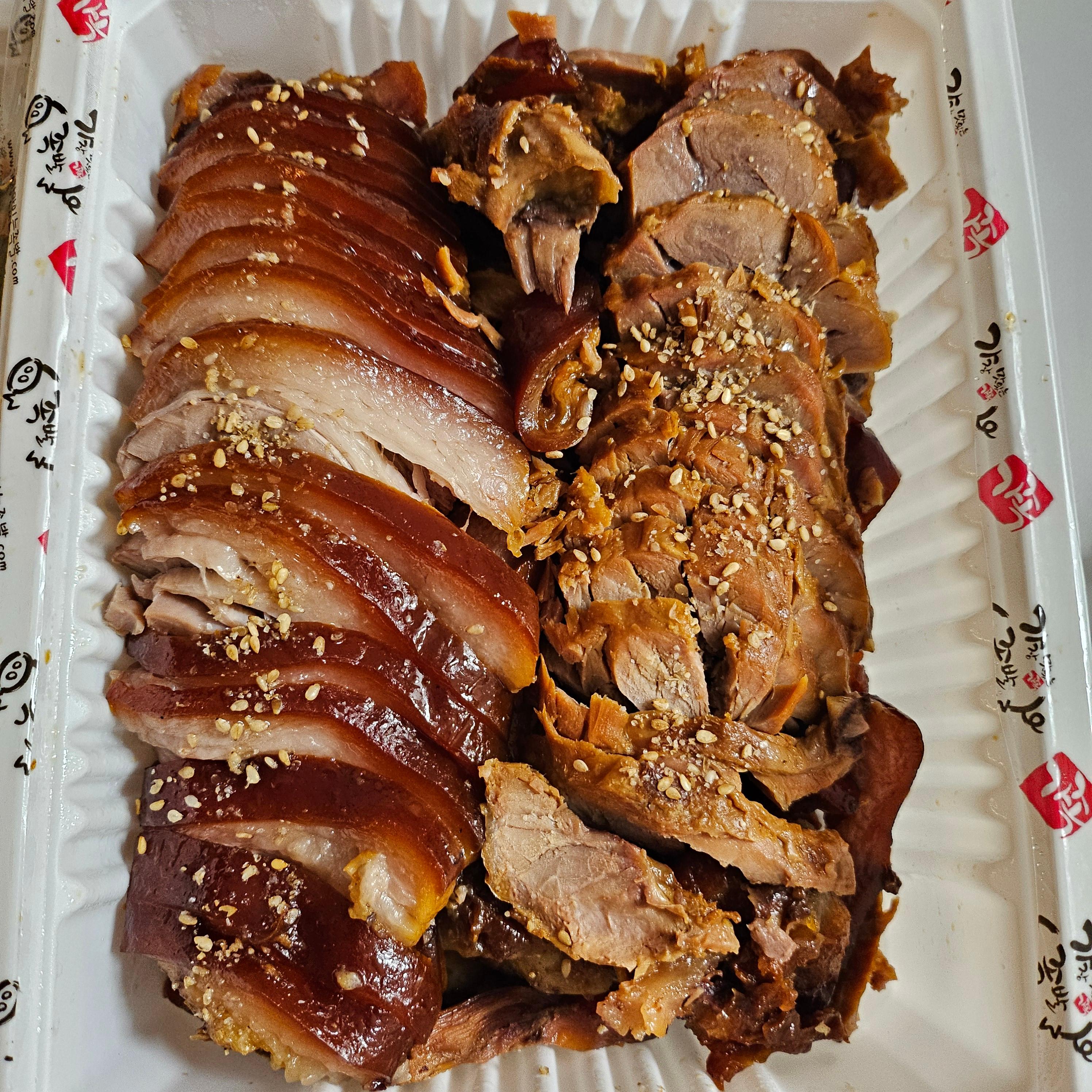 Gajangmatitneunjokbal (가장맛있는족발) 1
