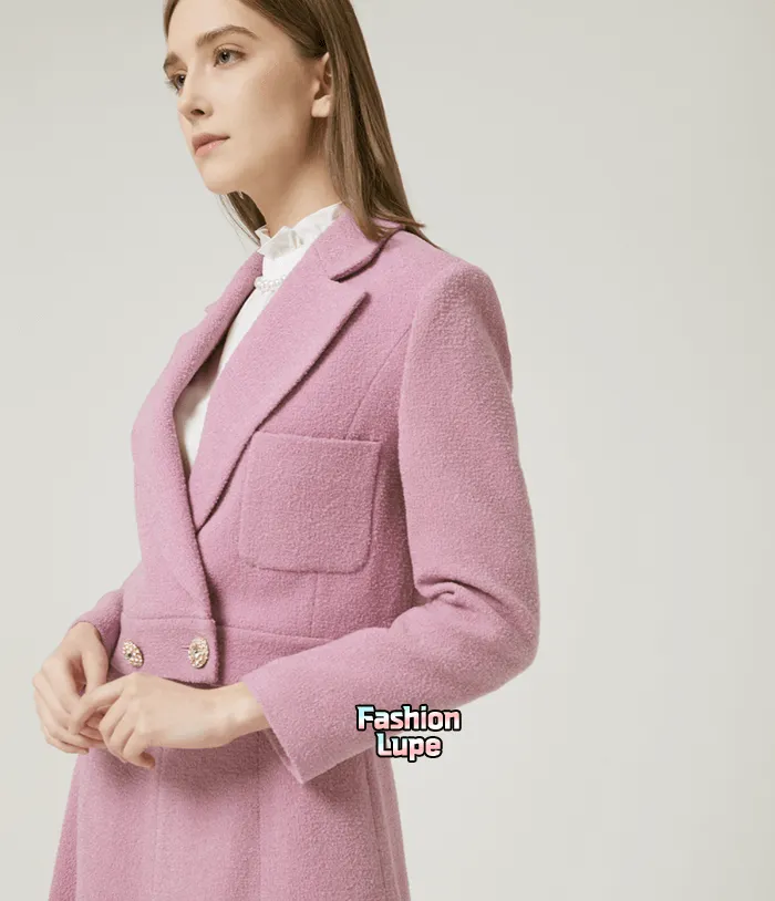 핑크 자켓을 입고 있는 여자 모델