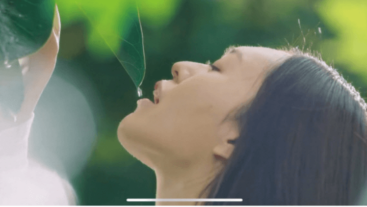서울우유-유튜브-광고-나뭇잎-이슬을-먹는-여자