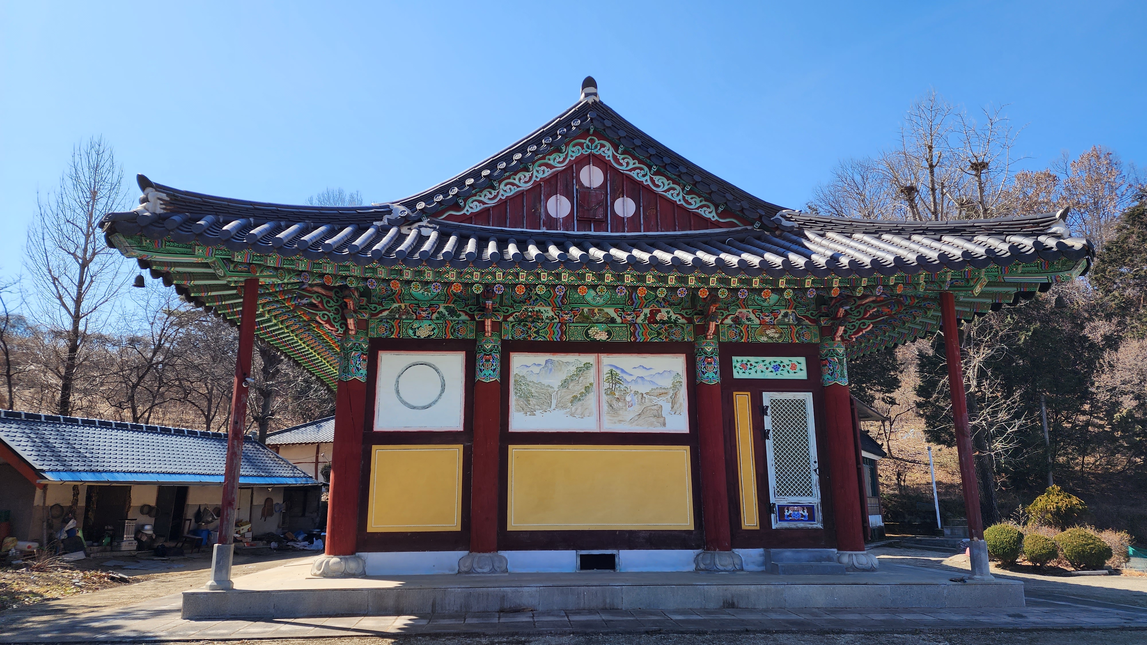 대웅전 동쪽방향 측면