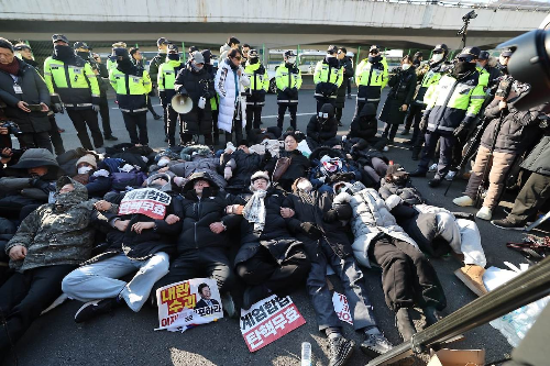 윤석열 대통령의 탄핵을 반대하는 사람들