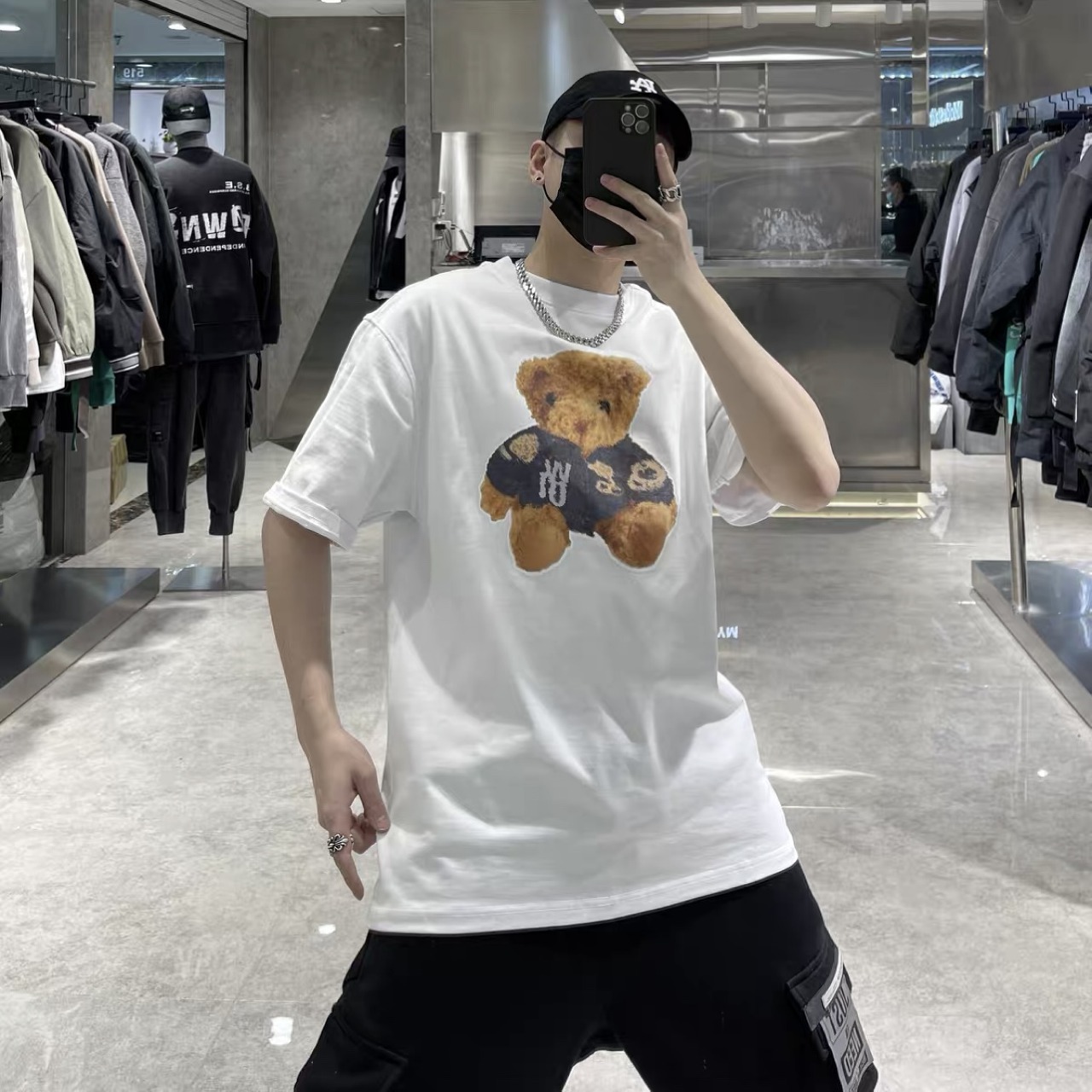  [WE11DONE] 웰던 로고 리플렉티브 베어 프린트 반팔 티셔츠 (2 COLOR)