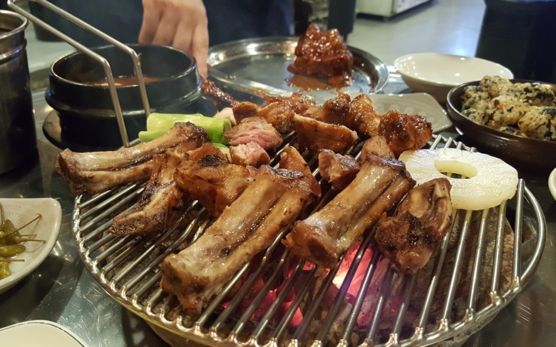  돈쭐내러왔습니다 등갈비 구이 식당 밀키트 택배 주문