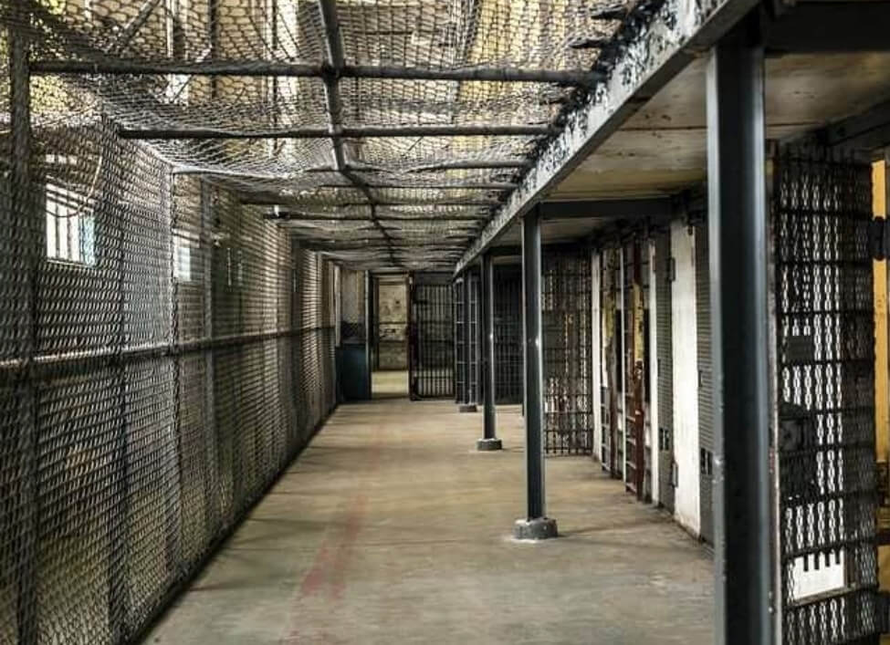 교도소 안에 철장으로 되어 있는 방이 가득 하다