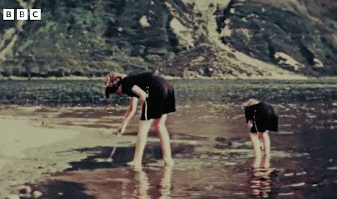  엘리자베스 여왕의 미공개  어린시절 영상  Unseen video of the young Princess Elizabeth playing with Margaret