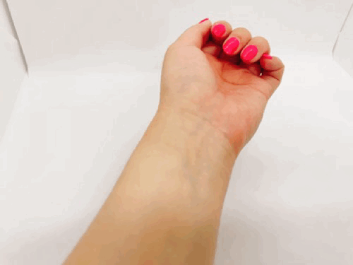 에스쁘아 워터 스플래쉬 선크림 손목에 시연하는 모습