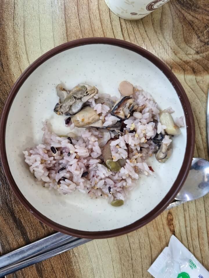 수호-할머니-손칼국수-영양굴밥-앞접시에-덜어낸-사진