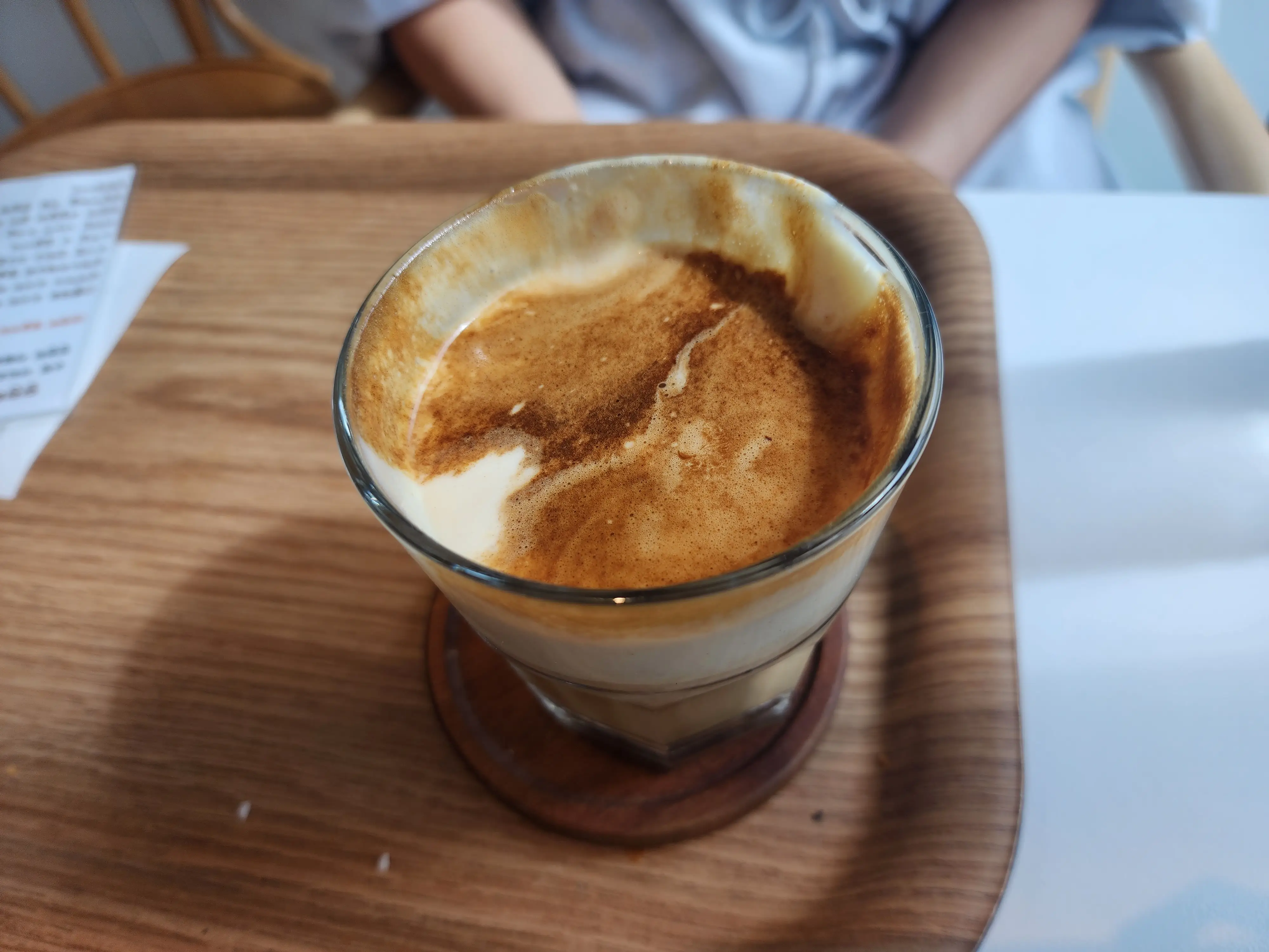 만천하 스카이워크 전망대 근처 카페의 대표 메뉴인 땅콩커피의 사진입니다. 땅콩크림이 맛있게 올려져 있습니다.