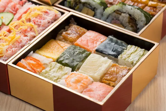 하코즈시 (箱寿司, Hakozushi)