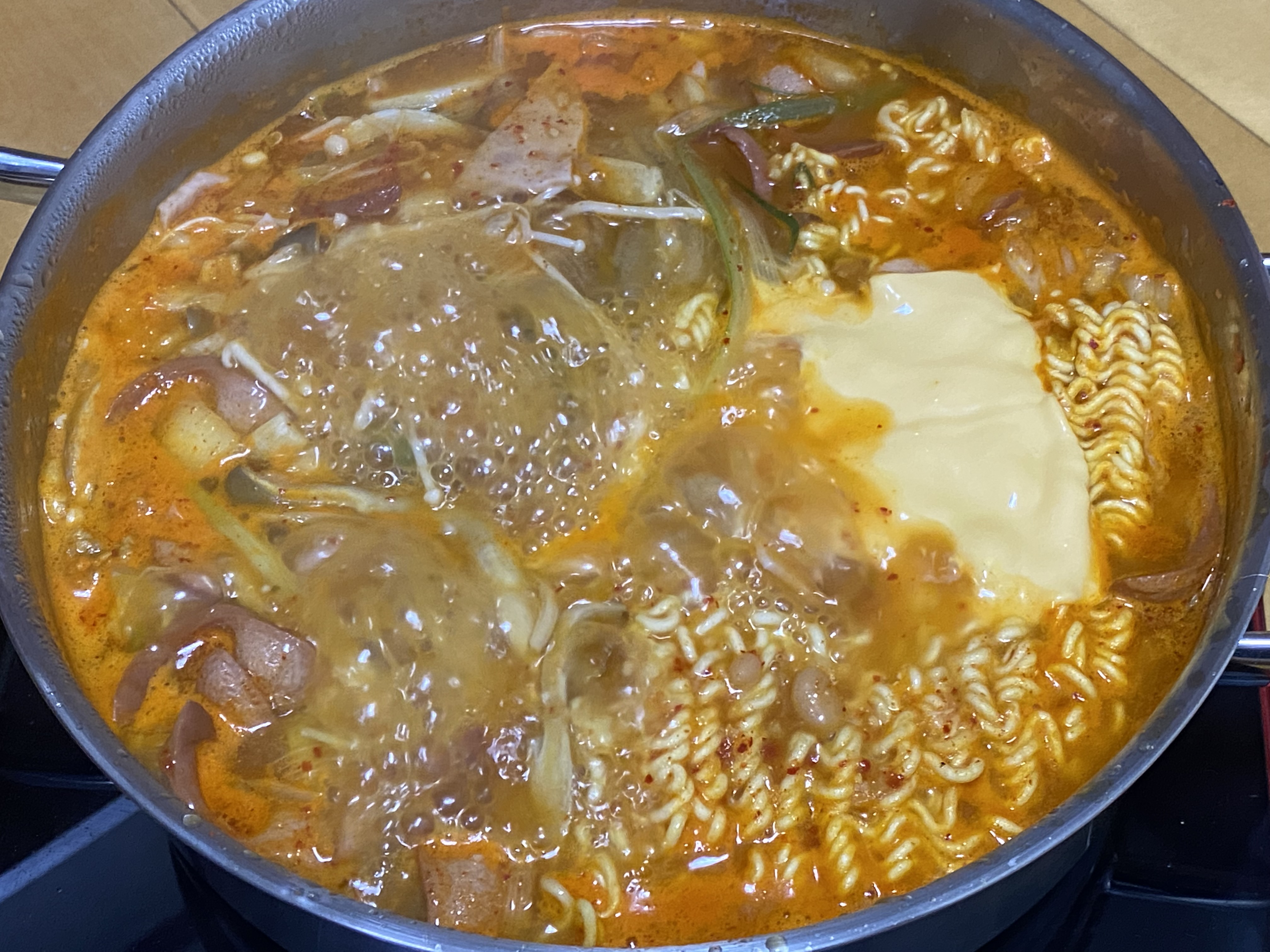  가성비에 감탄하며 먹었던 땅스부대찌개 왜 이제 알았지?