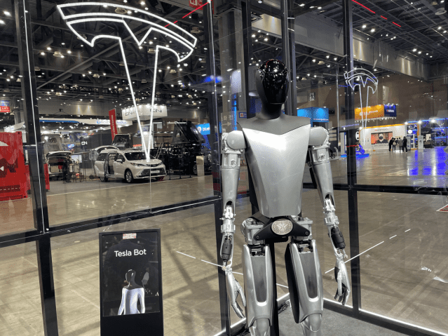 2023 서울모빌리티쇼에 전시된 테슬라봇 모형