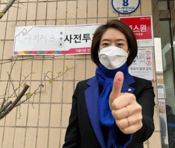  고민정 사전투표 도장 인증샷 방역수칙 위반