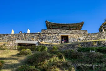 공주 공산성은 백제시대 475년부터 538년에 수도 방어와 왕궁 기능을 수행하던 산성입니다 금강을 끼고 해발 110m 능선에 축조된 포곡형_14