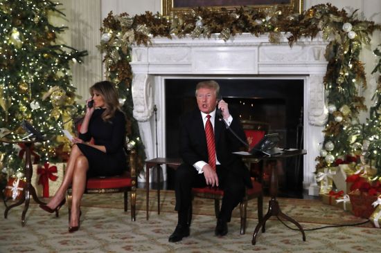 도널드 트럼프 미국 대통령과 영부인 멜라니아 여사가 D.C 백악관에서 NORAD 산타 추적 작전에 참가하여 어린이들과 전화통화하는 장면