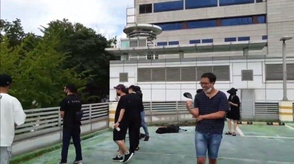 서울시청 앞 박원순 분향소 앞 성창경TV서울대병원 장례식장 주차장에 마련된 강용석·김용호·김세석·김용호·양평의 집. 유튜브 ON. 2020년 7월 11일 2시 30분 123