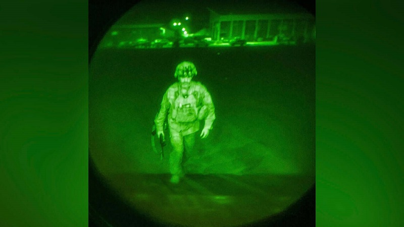  아프간 20년 전쟁 종식 상징적 사진 한장 VIDEO:Who Is The Last U.S. Soldier To Leave Afghanistan, Maj. Gen. Chris Donahue?